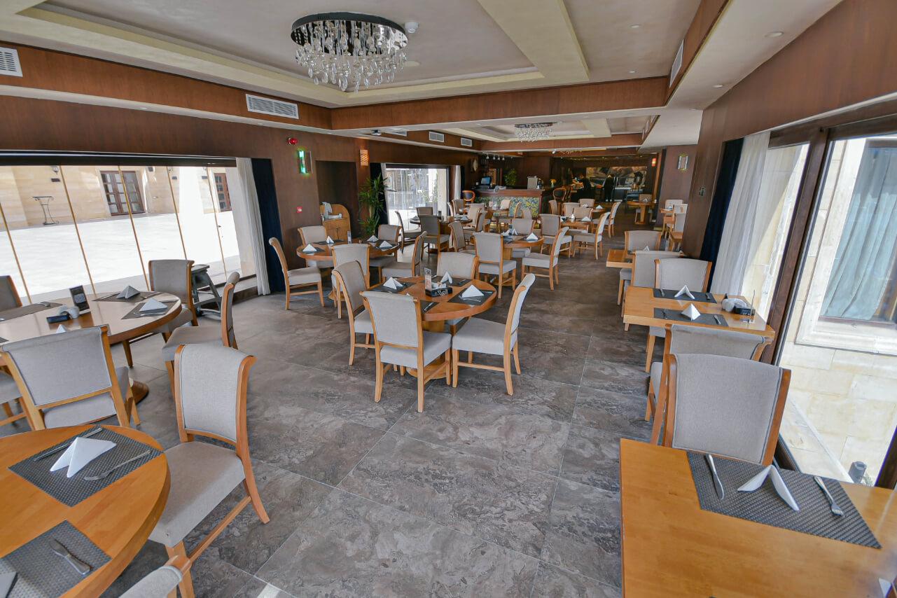 Thousand Nights Hotel Amman Exterior foto A restaurant in Tokyo, Japan
